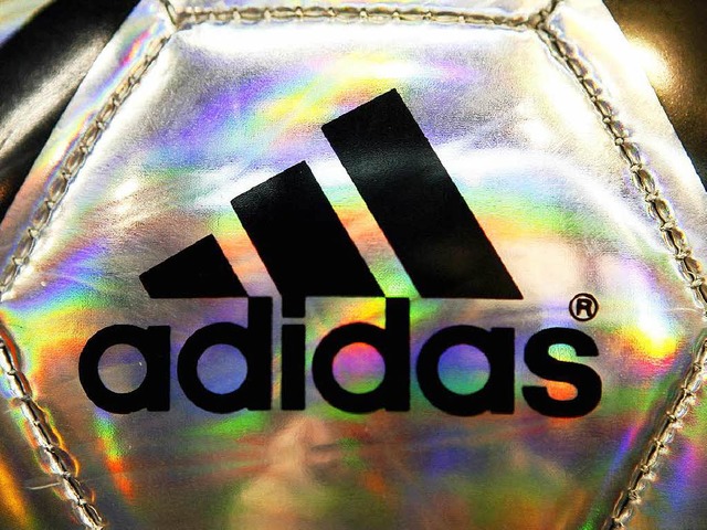 Das Adidas-Logo prangt auf Fubllen, Schuhen, Lifestyle-Artikeln  | Foto: dpa