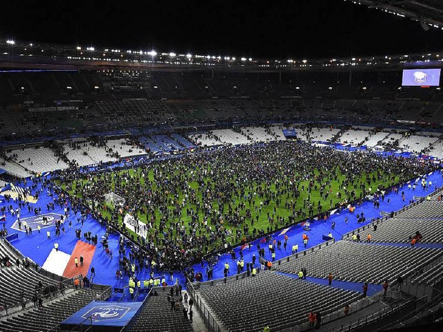Das Spielfeld, auf dem Frankreich und ...ken fr verunsicherte Stadionbesucher.  | Foto: AFP