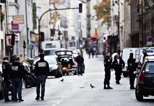 Am Morgen danach: Polizei am Caf La B...e, einem der Schaupltze der Attacken.  | Foto: AFP