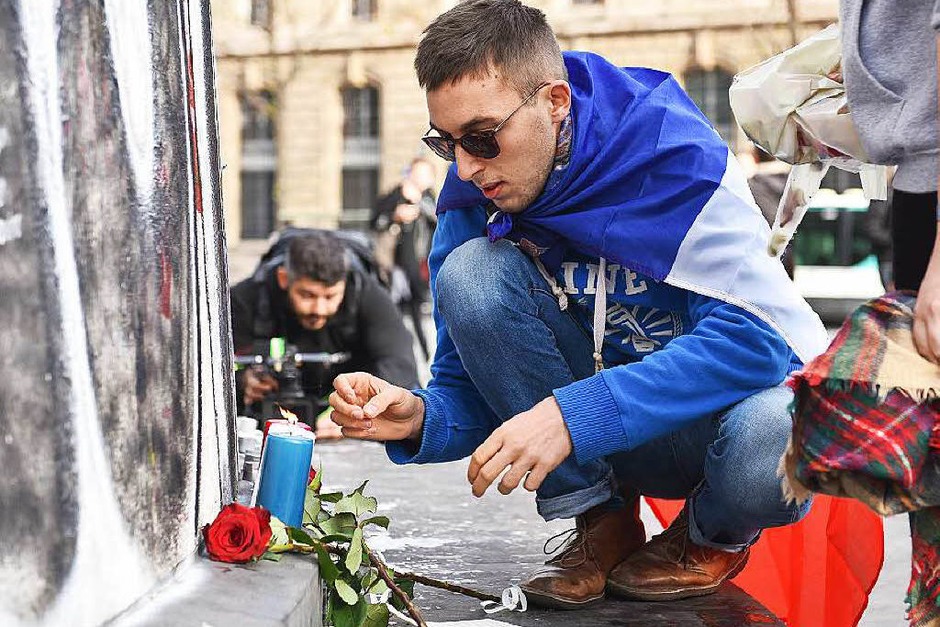 Ein Mann zündet am Place de la Republique in Paris eine Kerze an. (Foto: dpa) Ein Mann zündet am Place de la Republique in Paris eine Kerze an. (Foto: dpa)