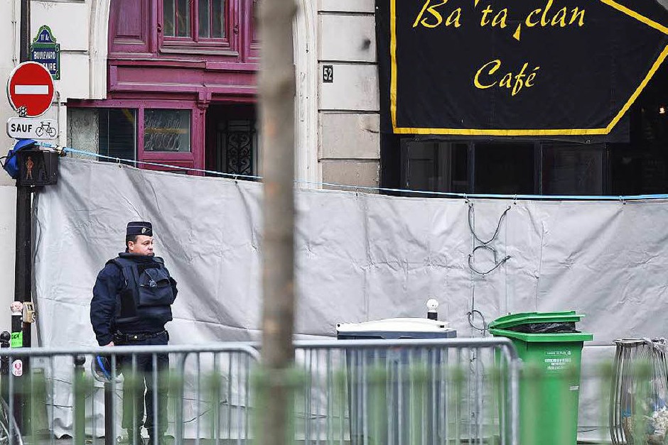 Ein Polizist steht vor dem Theater „Bataclan“. (Foto: dpa) Ein Polizist steht vor dem Theater „Bataclan“. (Foto: dpa)