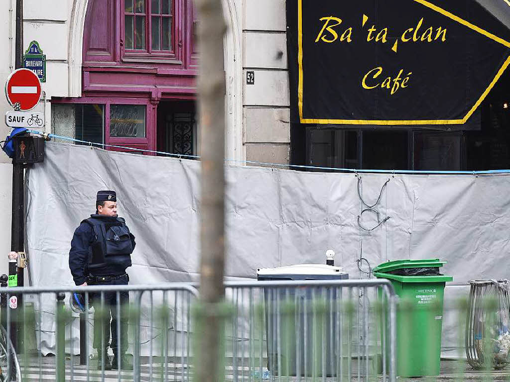 Ein Polizist steht vor dem Theater „Bataclan“.