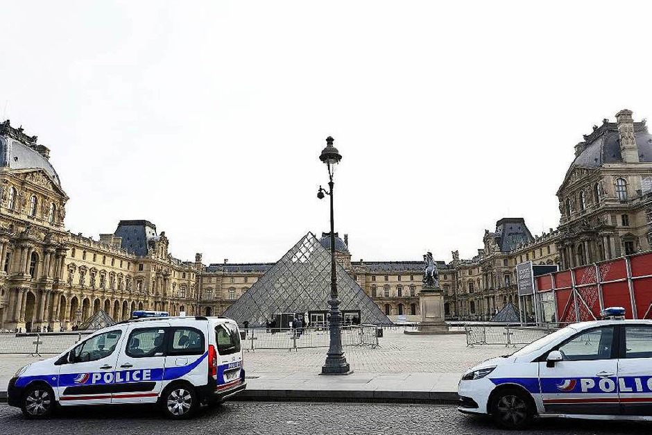 Polizei vor dem Louvre. (Foto: AFP) Polizei vor dem Louvre. (Foto: AFP)