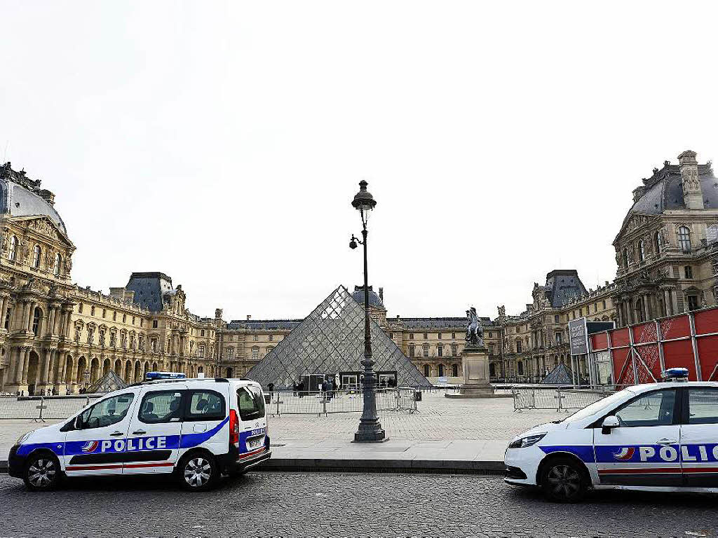 Polizei vor dem Louvre.