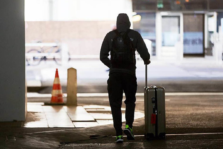 Der deutsche Nationalspieler Emre Can verlässt den Frankfurter Flughafen. (Foto: dpa) Der deutsche Nationalspieler Emre Can verlässt den Frankfurter Flughafen. (Foto: dpa)