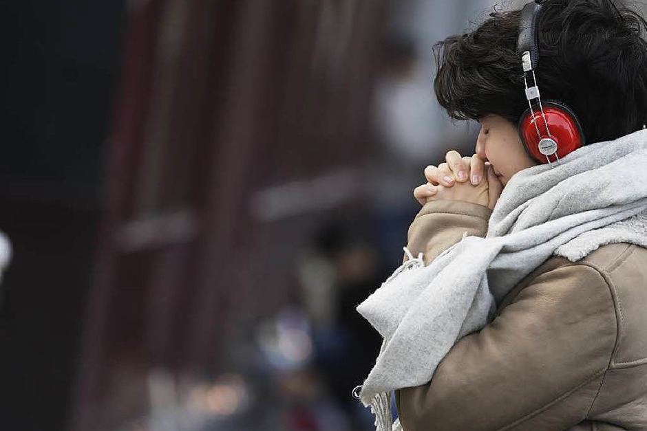 Eine Frau trauert vor der Bar Carillon. (Foto: AFP) Eine Frau trauert vor der Bar Carillon. (Foto: AFP)