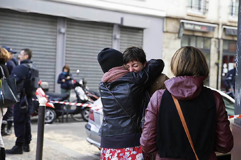 Terror in Paris: Trauer und Bestürzung am Tag danach. Die Polizei sichert derweil an den Tatorten die Spuren. (Foto: AFP) Terror in Paris: Trauer und Bestürzung am Tag danach. Die Polizei sichert derweil an den Tatorten die Spuren. (Foto: AFP)