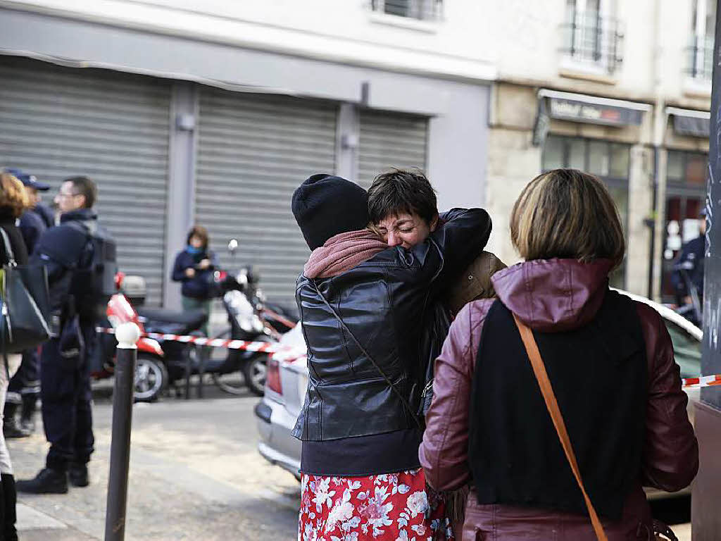 Terror in Paris: Trauer und Bestrzung am Tag danach. Die Polizei sichert derweil an den Tatorten die Spuren.