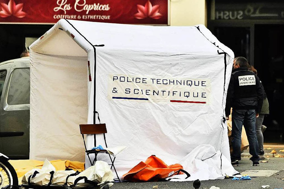 Terror in Paris: Trauer und Bestürzung am Tag danach. Die Polizei sichert derweil an den Tatorten die Spuren. (Foto: AFP) Terror in Paris: Trauer und Bestürzung am Tag danach. Die Polizei sichert derweil an den Tatorten die Spuren. (Foto: AFP)
