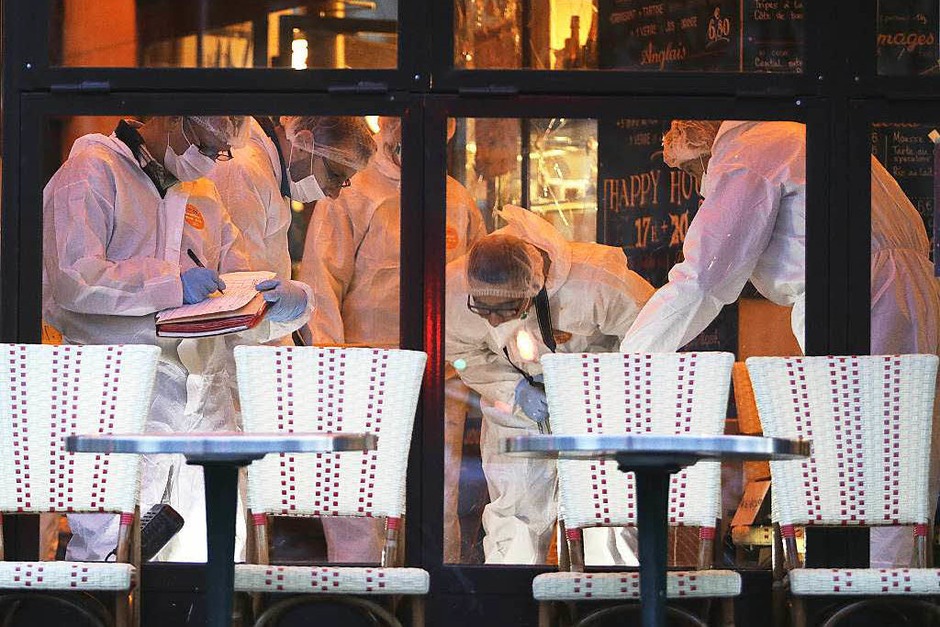 Kriminaltechniker untersuchen den Tatort im Café Bonne Biere. (Foto: AFP) Kriminaltechniker untersuchen den Tatort im Café Bonne Biere. (Foto: AFP)