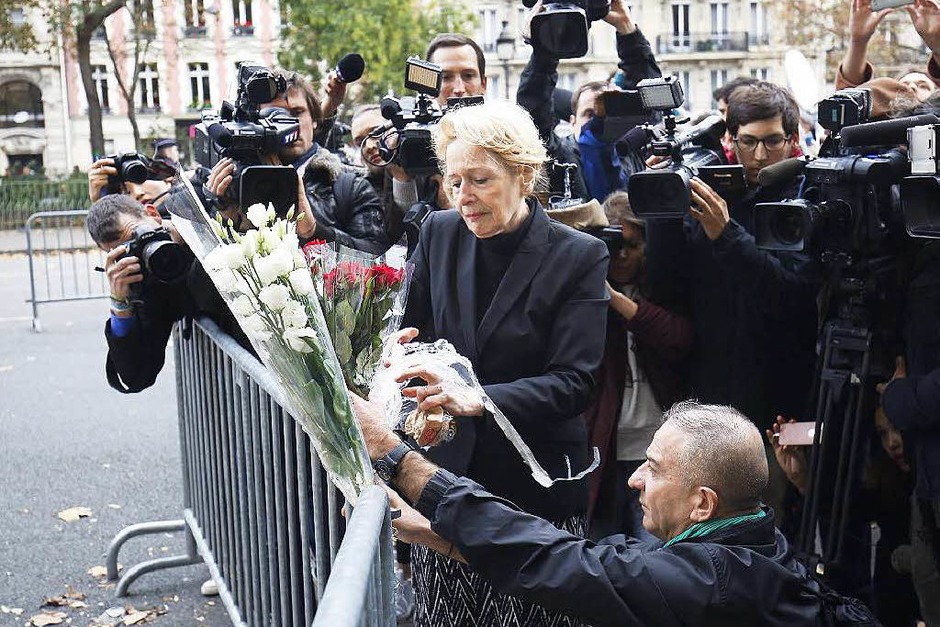 Vor der Konzertlocation Bataclan legen trauerende Menschen Blumen nieder. (Foto: dpa) Vor der Konzertlocation Bataclan legen trauerende Menschen Blumen nieder. (Foto: dpa)