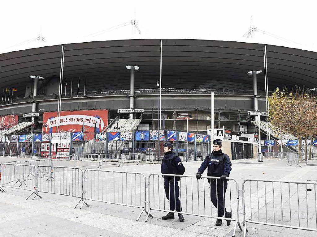 Polizisten vor dem Stade de France.