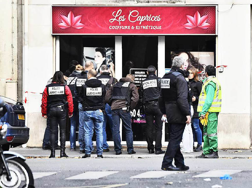 Terror in Paris: Trauer und Bestrzung am Tag danach. Die Polizei sichert derweil an den Tatorten die Spuren.
