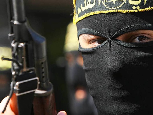 Ein Dschihadist im Gazastreifen posier...ierten Islamisten in Frankreich nicht.  | Foto: MOHAMMED ABED