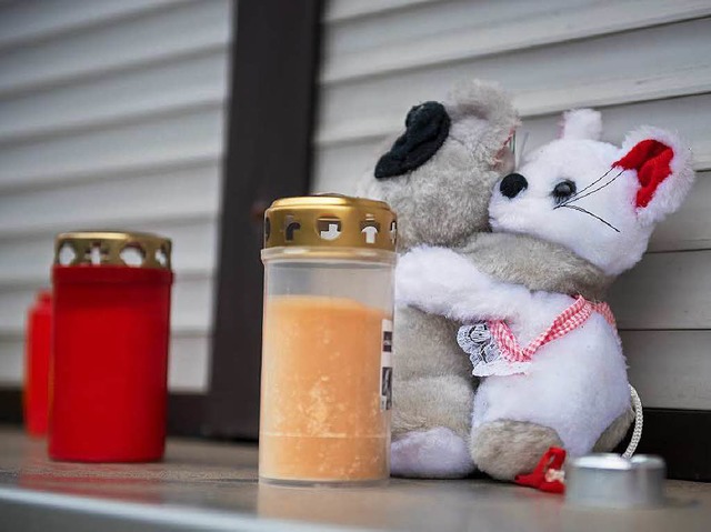 Auf dem Fensterbrett eines Hauses in W...n und Kuscheltiere aufgestellt worden.  | Foto: dpa