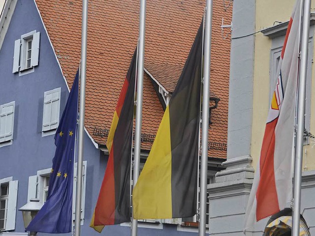 Flaggen vor dem Offenburger Salzhaus auf halbmast.  | Foto: Ralf Burgmaier