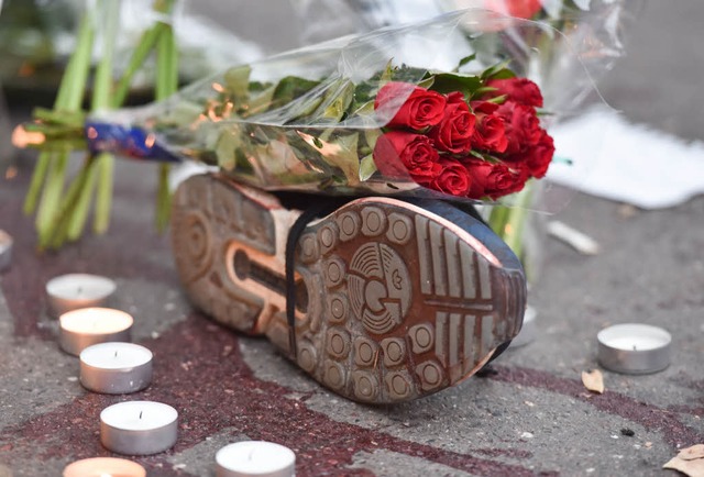Rote Rosen, ein Turnschuh und Blut vor...20; in Paris am Tag nach dem Attentat.  | Foto: dpa