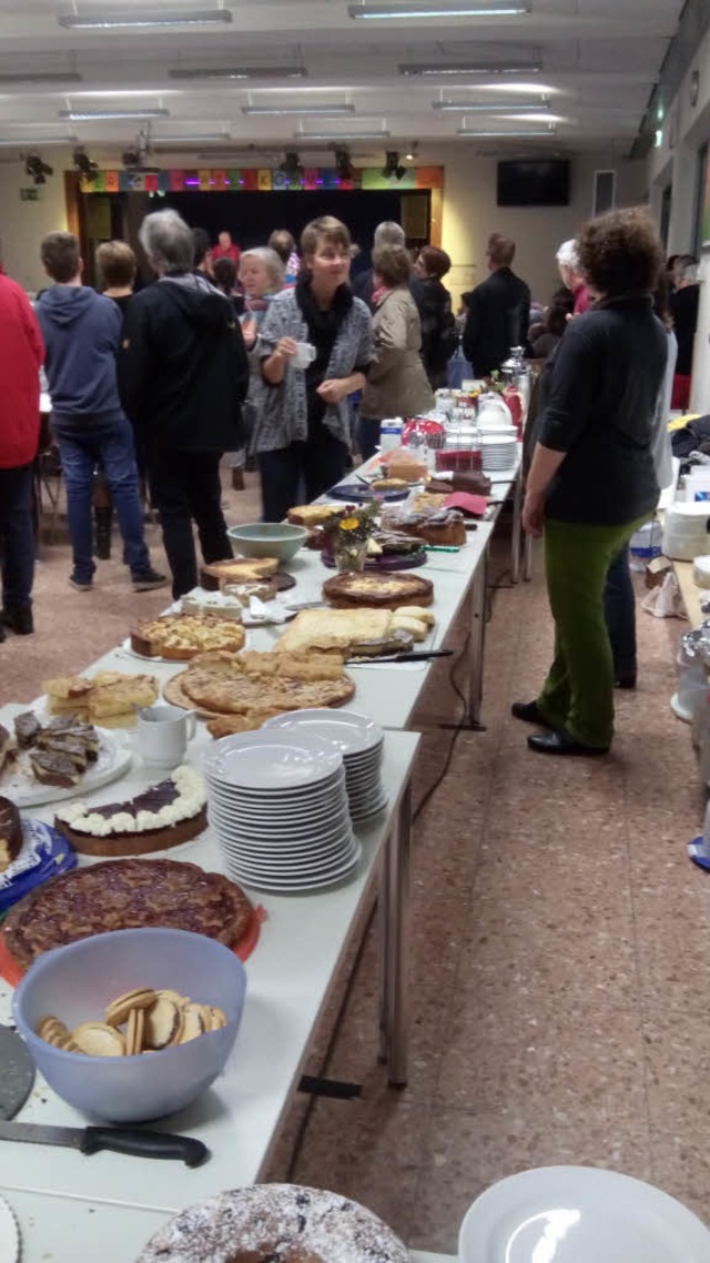 Die Kuchentheke war reich gefüllt.  | Foto: Sylvia Timm