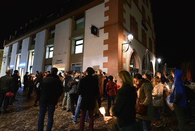 Ein Zeichen gegen Unmenschlichkeit: Mahnwache auf dem Mnsterplatz  | Foto: Rita Eggstein