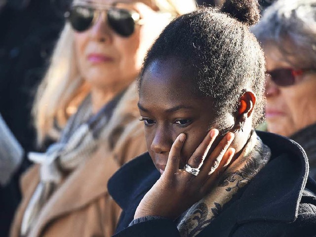 Eine Besucherin steht am Sonntag in Paris am Musikclub &#8222;Bataclan&#8220;.  | Foto: dpa