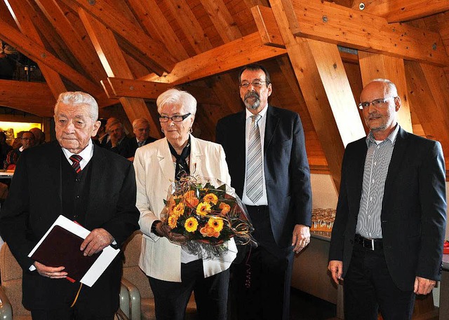 Zu seinem 90. Geburtstag wurde Altbrg...ssprecher Edgar Jakob (rechts) geehrt.  | Foto: Kai Kricheldorff