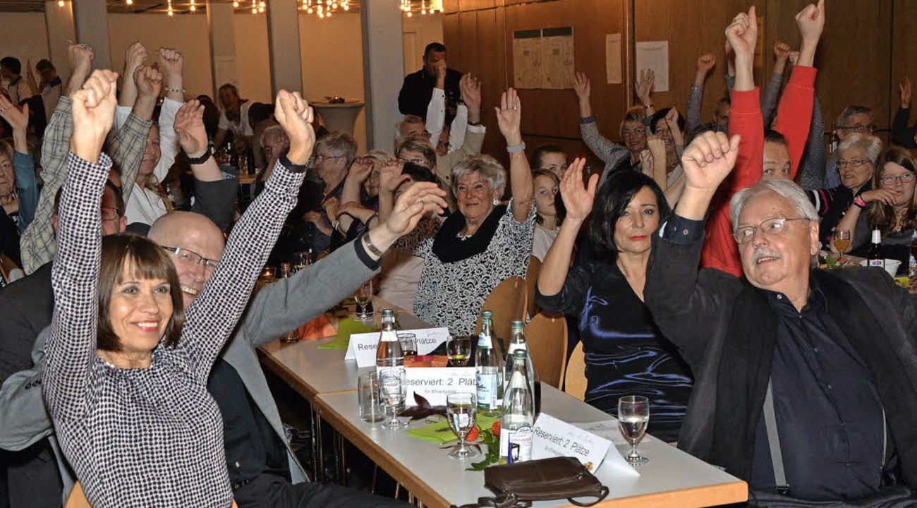 Hnde hoch! Bei der Saalgymnastik stel...liche Leistungsfhigkeit unter Beweis.  | Foto: Heinz u. Monika Vollmar