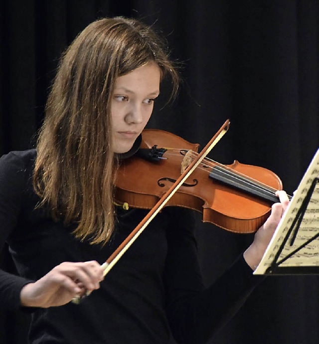 Musikschlerin Vivienne Peters spielt Oskar Riedings Concertino in D-Dur op 25  | Foto: Sarah Nltner