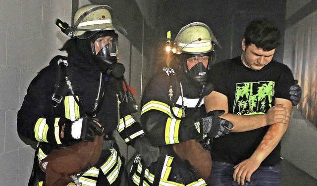 Atemschutztrger  bargen die Verletzten.   | Foto: sandra decoux-kone