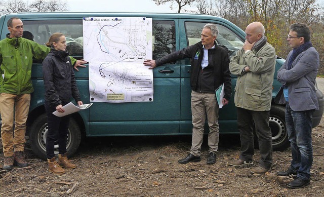 Mit Interesse verfolgte der Polderbeir...r Harald Klumpp (dritter von rechts).   | Foto: reiner beschorner