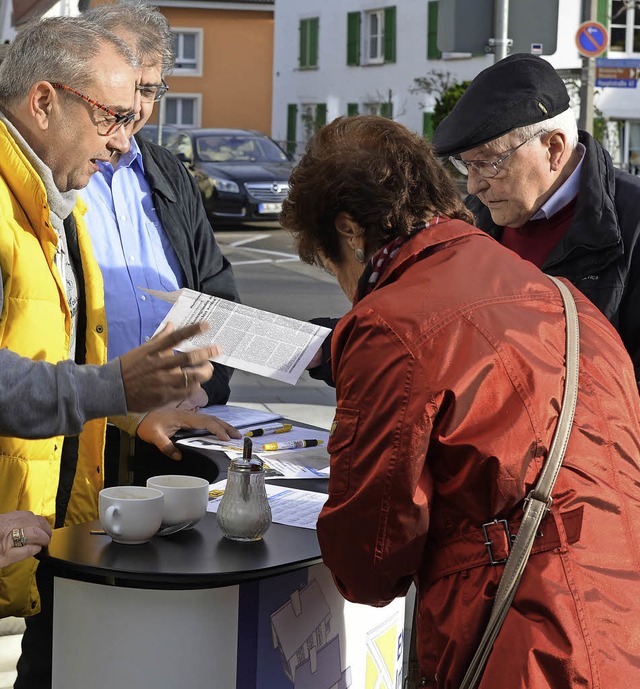 Viele Unterschriften sammelte die Init...mit Peter Endruhn-Kehr (gelbe Jacke).   | Foto: Martin Eckert