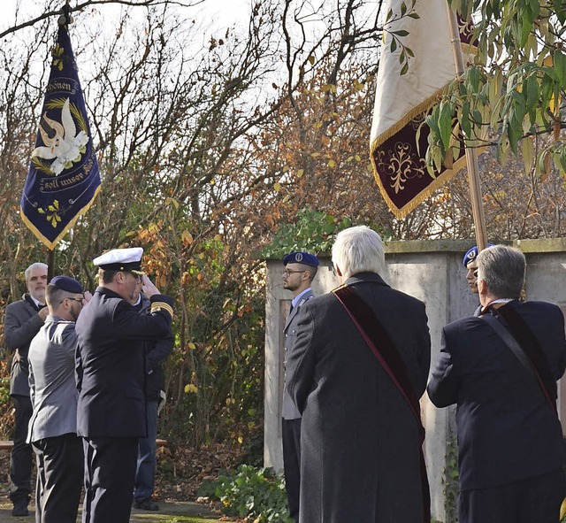 Brgermeister Schmid salutiert vor dem Ehrenmal.    | Foto: SENF