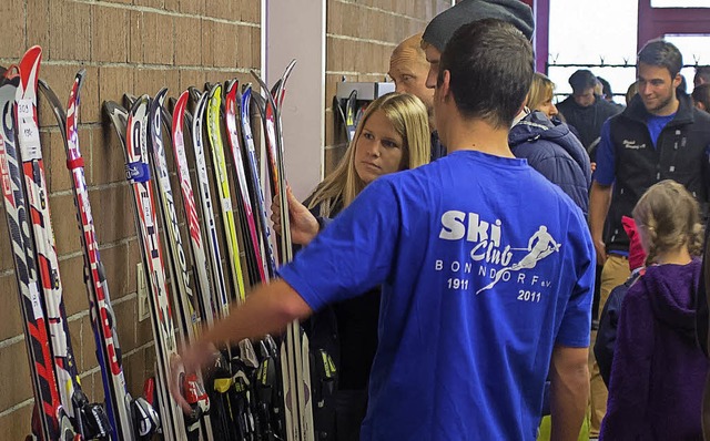 Gut beraten fhlten sich die Besucher ...s Skiclubs Bonndorf beim Brettlemarkt.  | Foto: Klaus Trndle