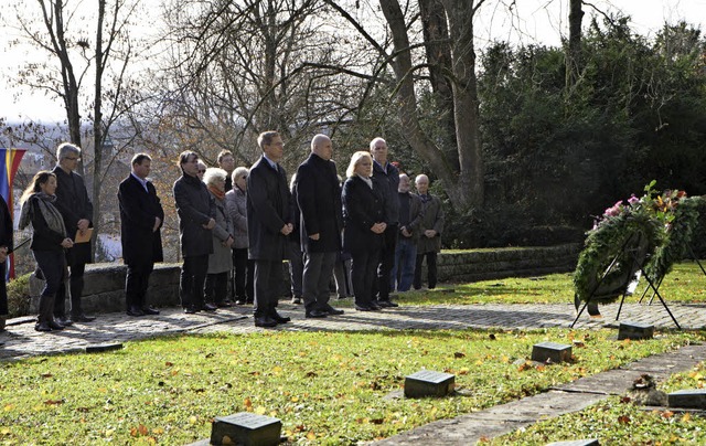 Kranzniederlegung vor der Gedchtniska...r und Vertretern des Sozialverband VdK  | Foto: Marius Alexander