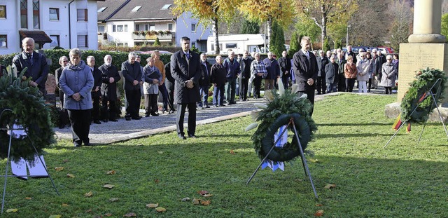 Gedacht wurde am Sonntag den Opfern vo...nd Erhard Schpflin (VdK Schopfheim).   | Foto: Hans-Jrgen Hege