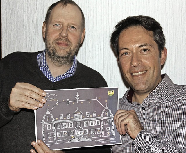 Matthias Hestermann (links) und Hans-P...den Adventskalender mit Lokalkolorit.   | Foto: Frowalt Janzer