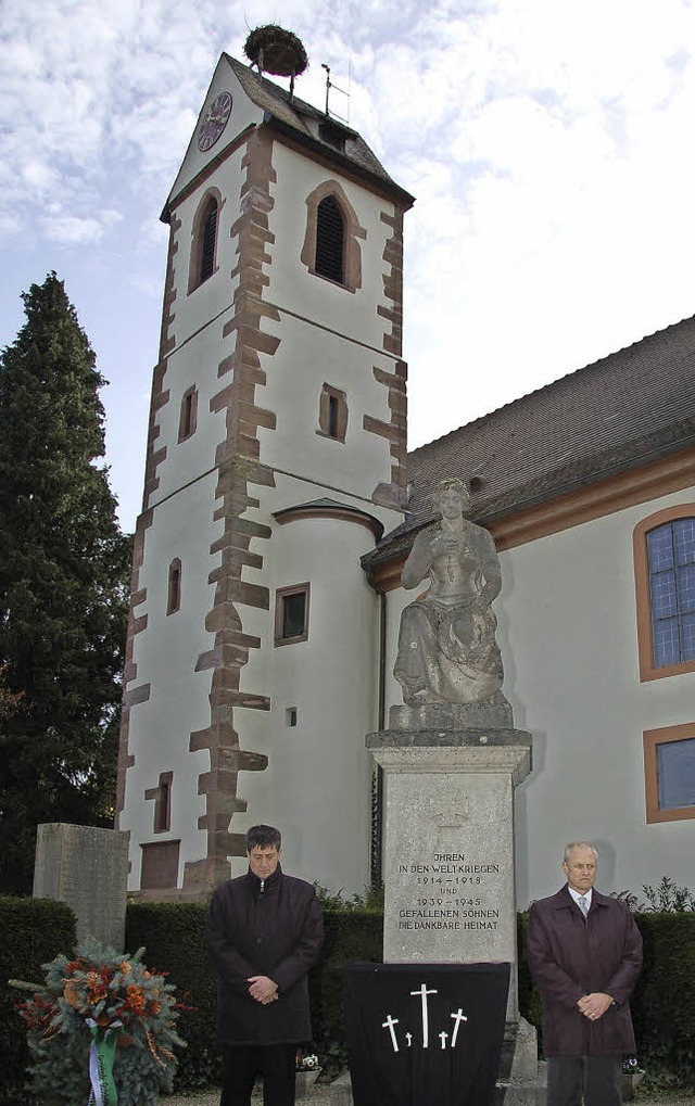 Am Denkmal bei der Evangelischen Kirch...(v.l.n.r. Bernd Bauer und Uwe Zimmer).  | Foto: Andrea Steinhart