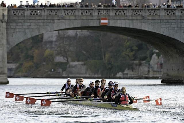 Achter-Ruderregatta auf dem Rhein in Basel