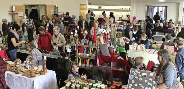 Die Alte Halle war beim Martinimarkt gut besucht.  | Foto: Katharina Bartsch