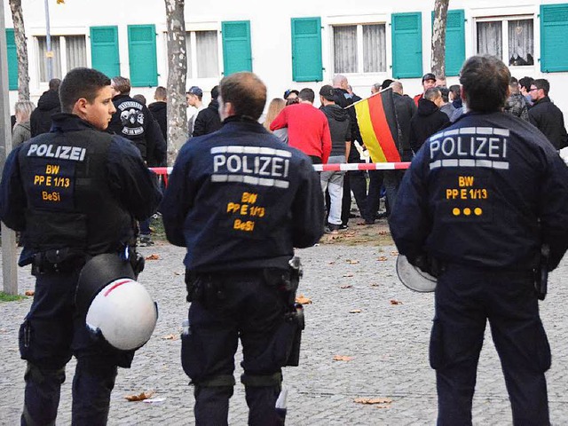 Starke Polizeikrfte ermglichten die ...&#8222;Friedlichen Widerstands&#8220;.  | Foto: Hannes Lauber