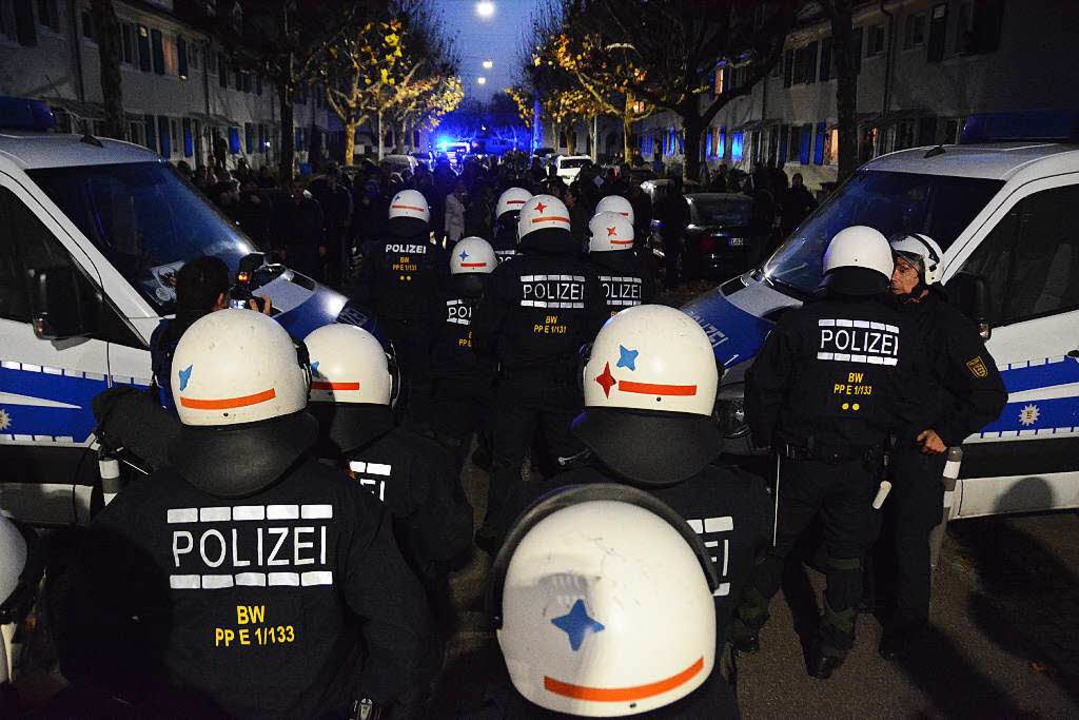 Polizeieinheiten verhindern, dass Anti...chen Widerstands&#8220; stören können.  | Foto: Hannes Lauber