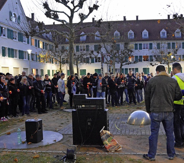 Whrend der &#8222;Friedliche Widersta...egendemo (rechts) gut 300 Teilnehmer.   | Foto: Lauber/Senf