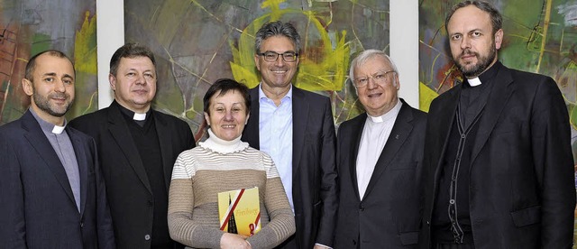 Beim Ortstermin im Freiburger Rathaus ...und Pfarrer Volodymyr Onyskiv (Lviv).   | Foto: Kunz