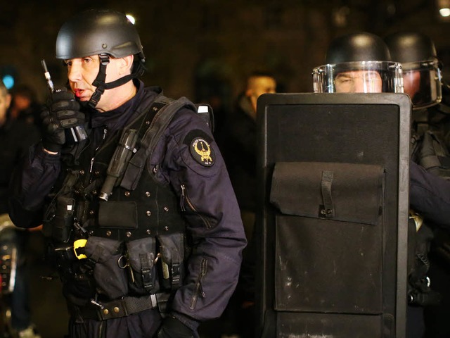 Franzsische Polizisten beziehen am 15... Platz der Republik in Paris Stellung.  | Foto: dpa