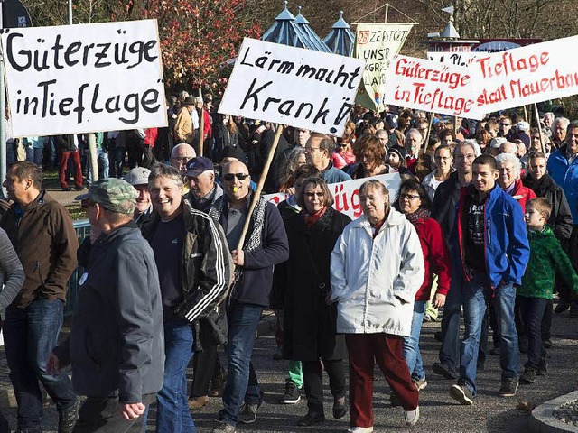 Rund 1000 Brger aus Mllheim und Auggen folgten dem Aufruf zum Aktionstag.   | Foto: Volker Mnch