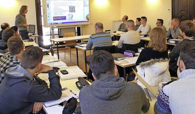 Beim DAA-Technikum bilden sich diese S...r hochwertige technische Berufe fort.   | Foto: Judith Reinbold