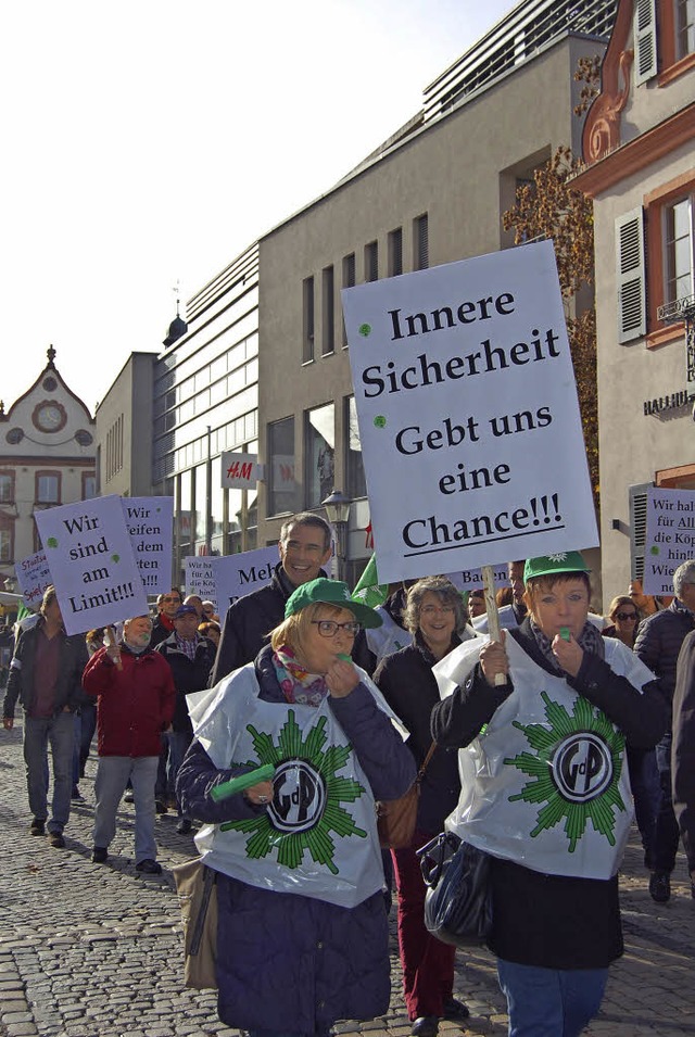 Demonstrationszug der Polizei durch Offenburg   | Foto: B. Puppe