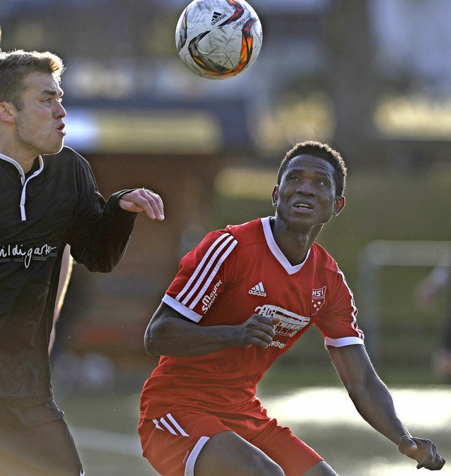 Ballbeschwrung: Daniel Ganter vom FC ...links) und Hinterzartens Amadou Gibba   | Foto: patrick seeger