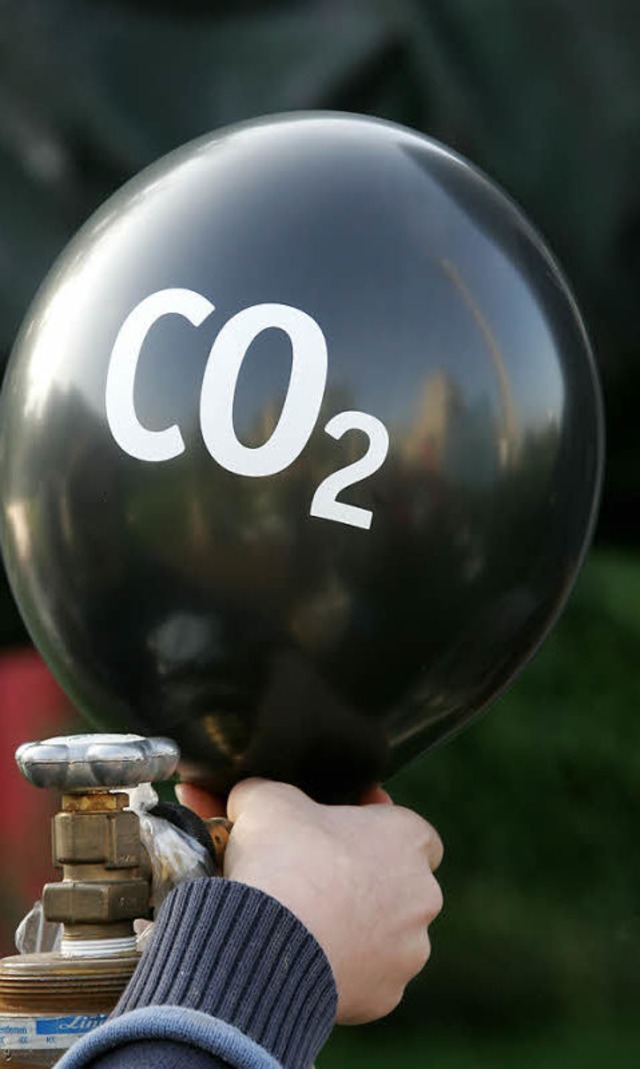 Entsteht beim Verbrennen fossiler Energietrger: der Klimakiller Kohlendioxid.   | Foto: DPA