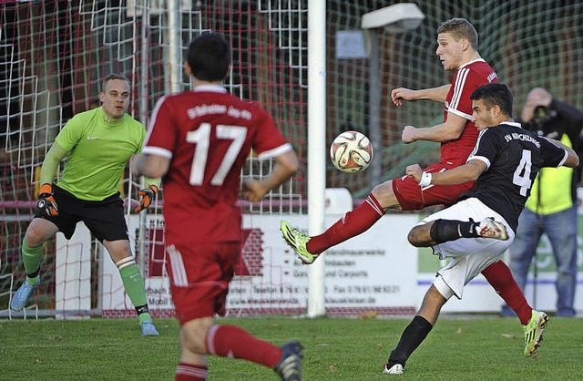 Auch Nino Tumminaro (rechts) blieb geg...eeper Patric Ldtke (links) erfolglos.  | Foto: Keller