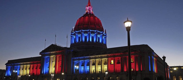Auch in San Francisco erstrahlte das R... den Farben der franzsischen Flagge.   | Foto: DPA